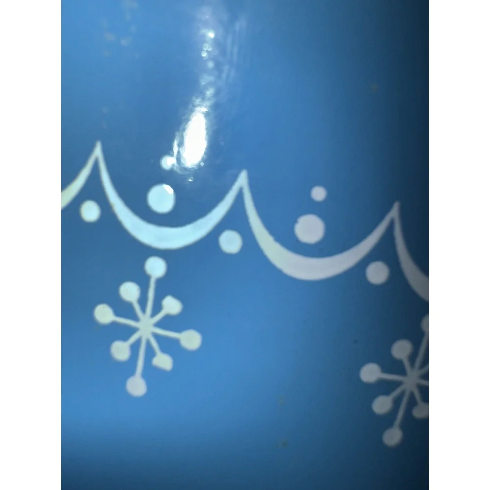 Vintage Pyrex Blue Snowflake Garland 1-1/2 QT Casserole Dish with Lid - Picture 4 of 5